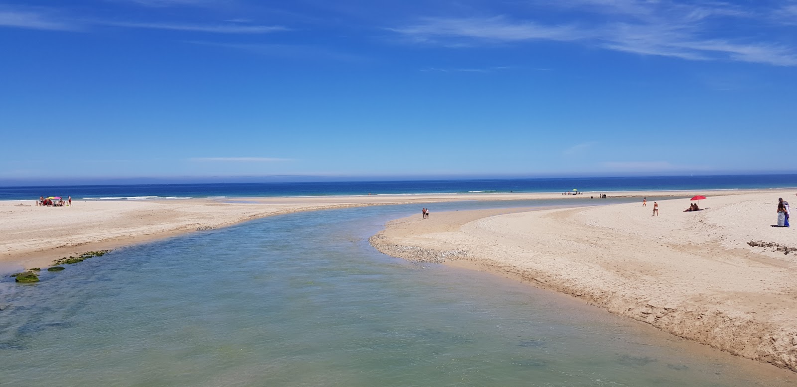 Praia de Baldaio II'in fotoğrafı beyaz kum yüzey ile