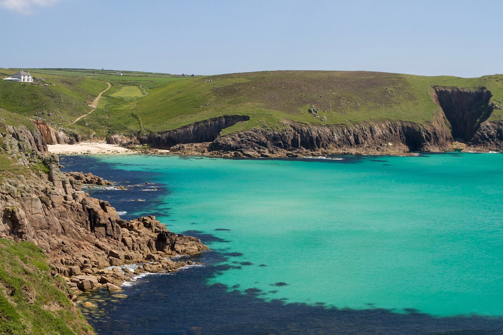 Foto av Nanjizal beach omgiven av berg