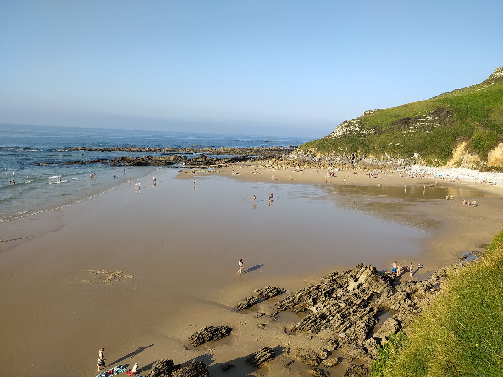 Φωτογραφία του Playa de Vidiago περιτριγυρισμένο από βουνά