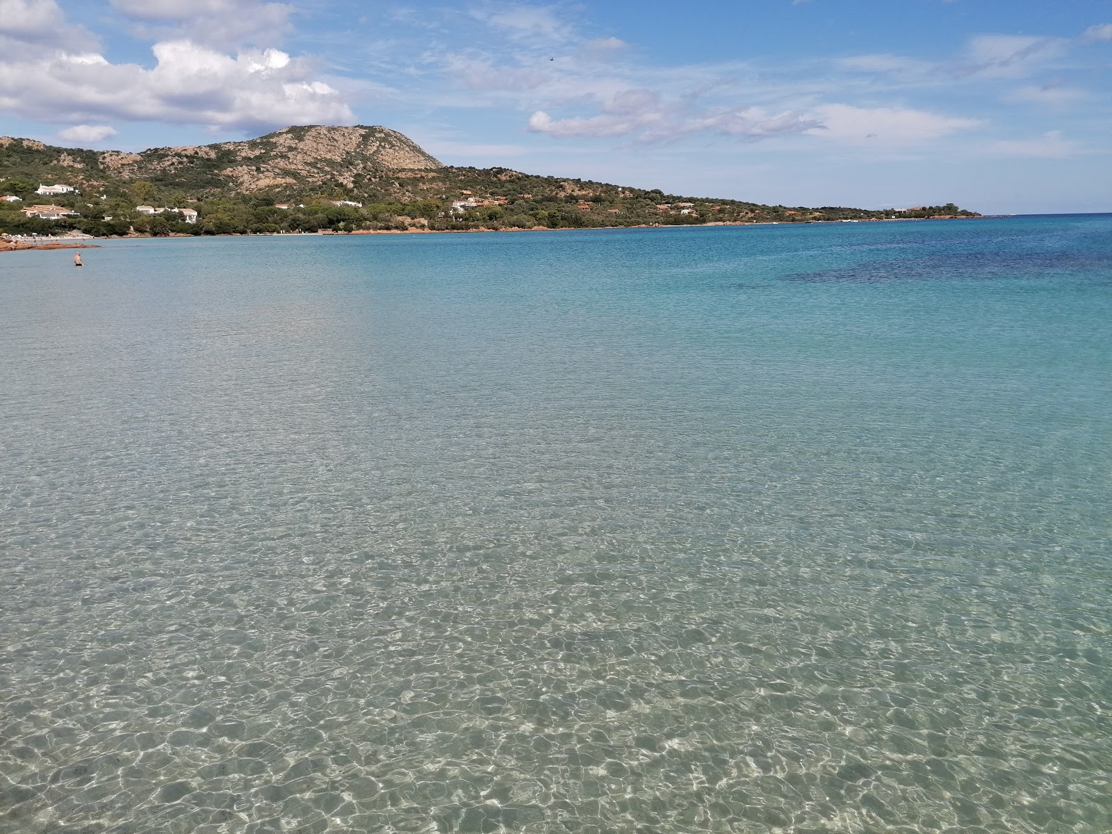 Foto di Spiaggia di Porto Istana con una superficie del acqua cristallina