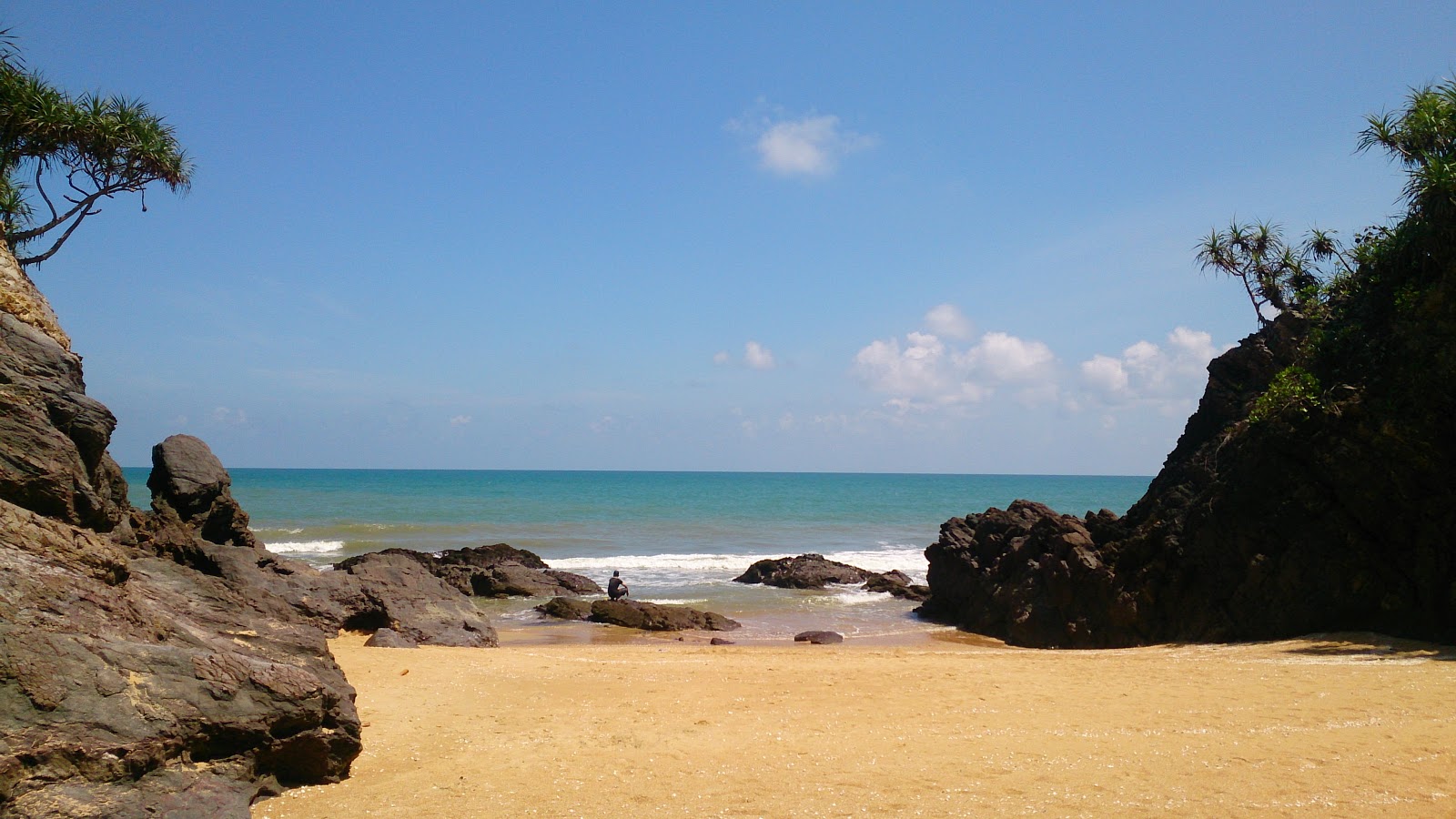 Kemasik Beach的照片 带有碧绿色纯水表面