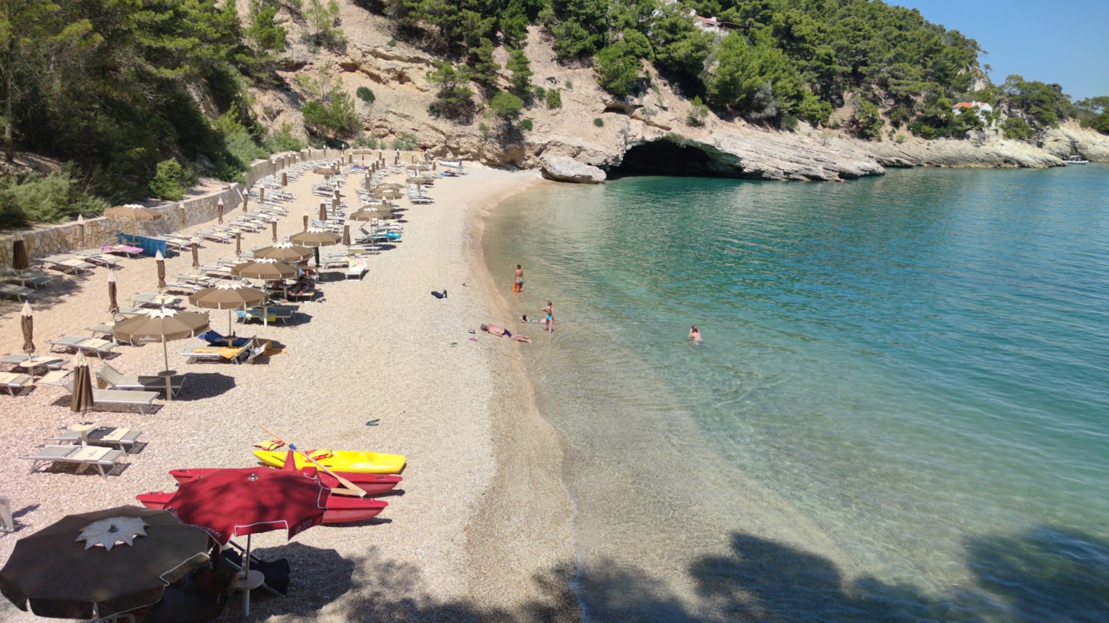 Foto van Spiaggia di Portopiatto met lichte fijne kiezelsteen oppervlakte