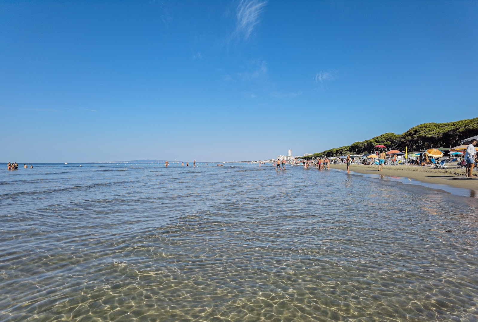 Foto von Spiaggia di Follonica mit heller sand Oberfläche