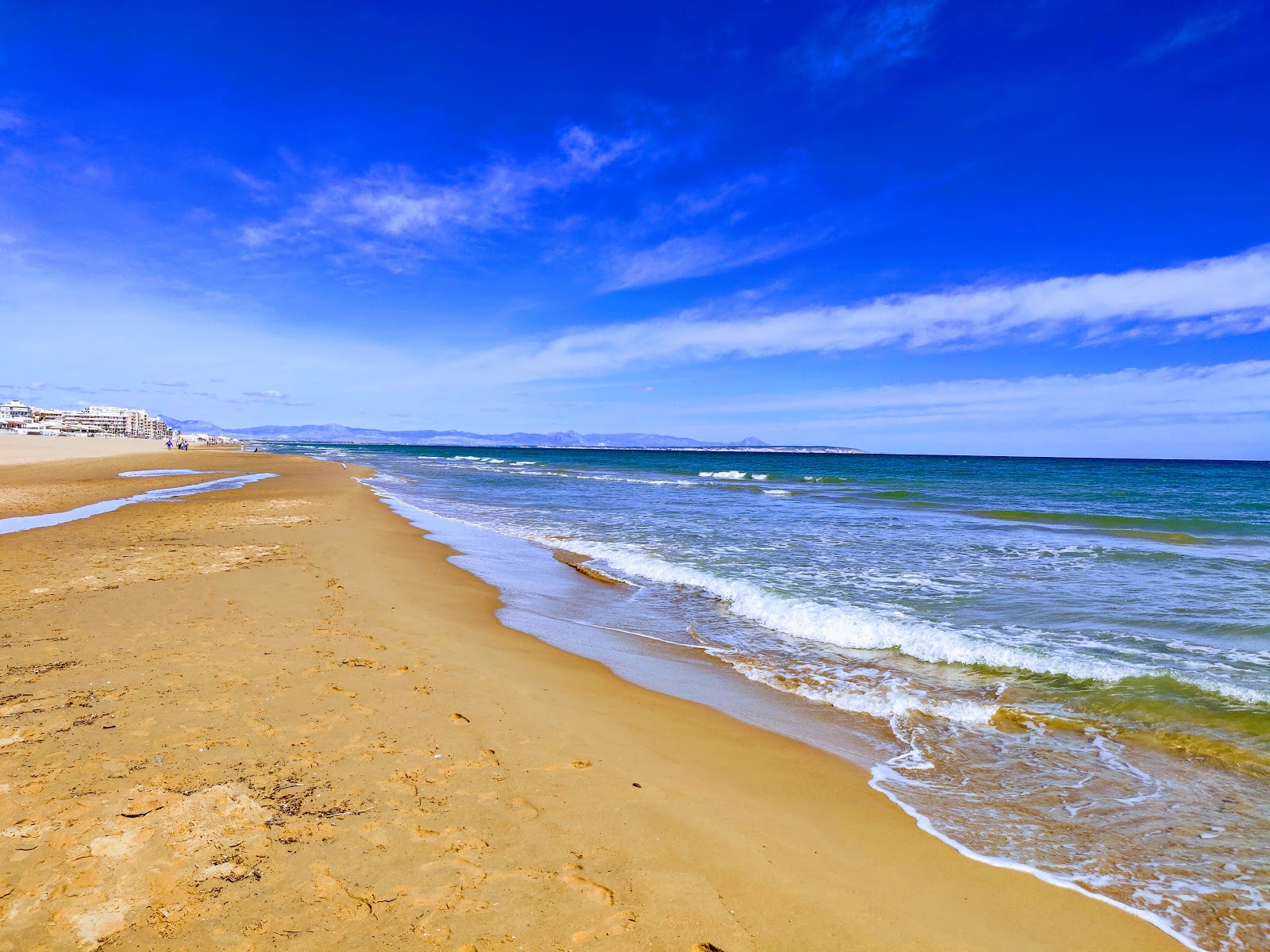 Fotografija Playa la Roqueta z zelena voda površino