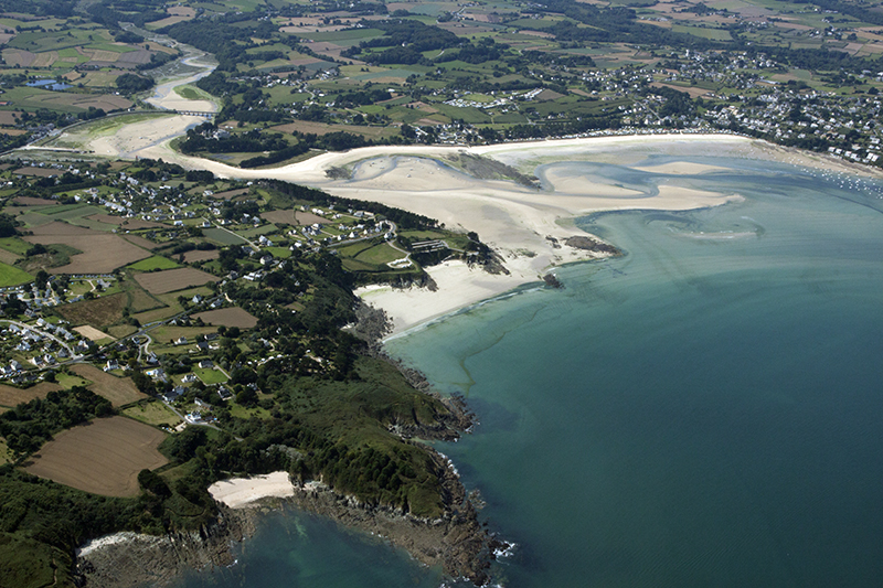 Plage du Fond de la Baie的照片 带有碧绿色纯水表面