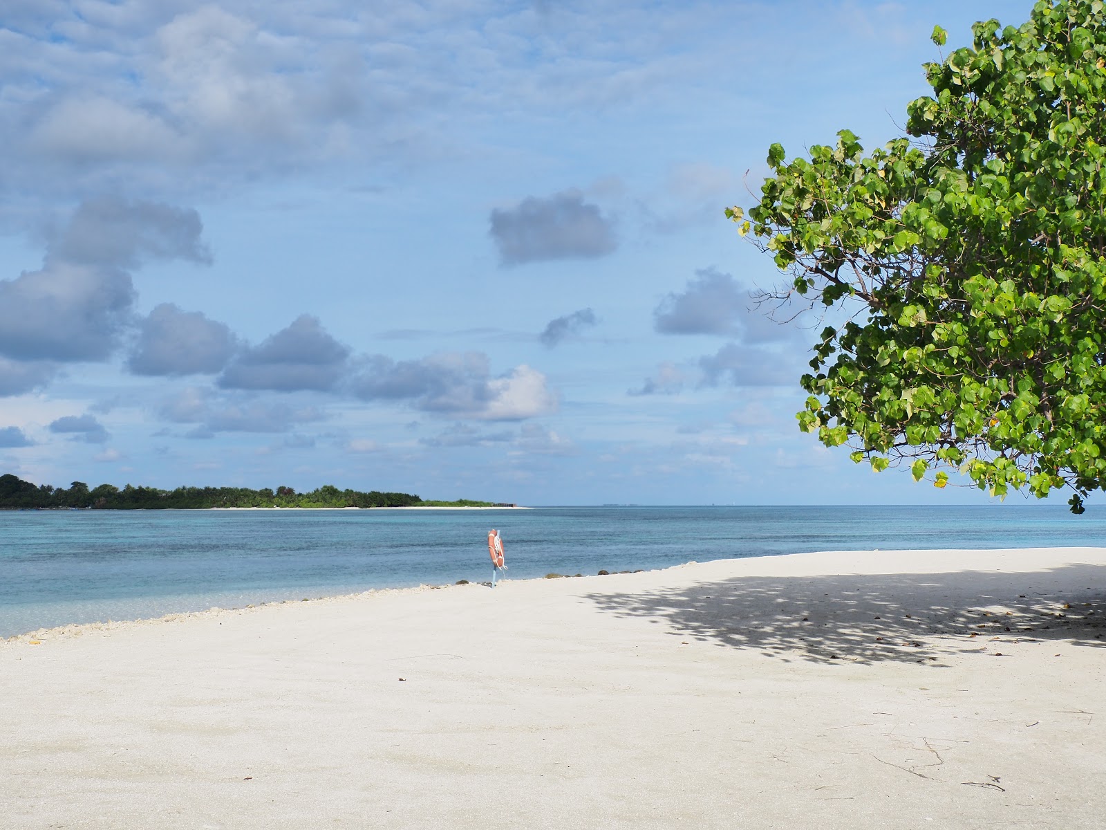 Fotografija Plaža otoka Ookolhufinolhu hotelsko območje