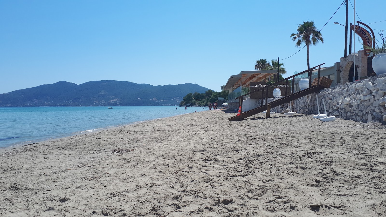 Foto af Agios Sostis beach faciliteter område