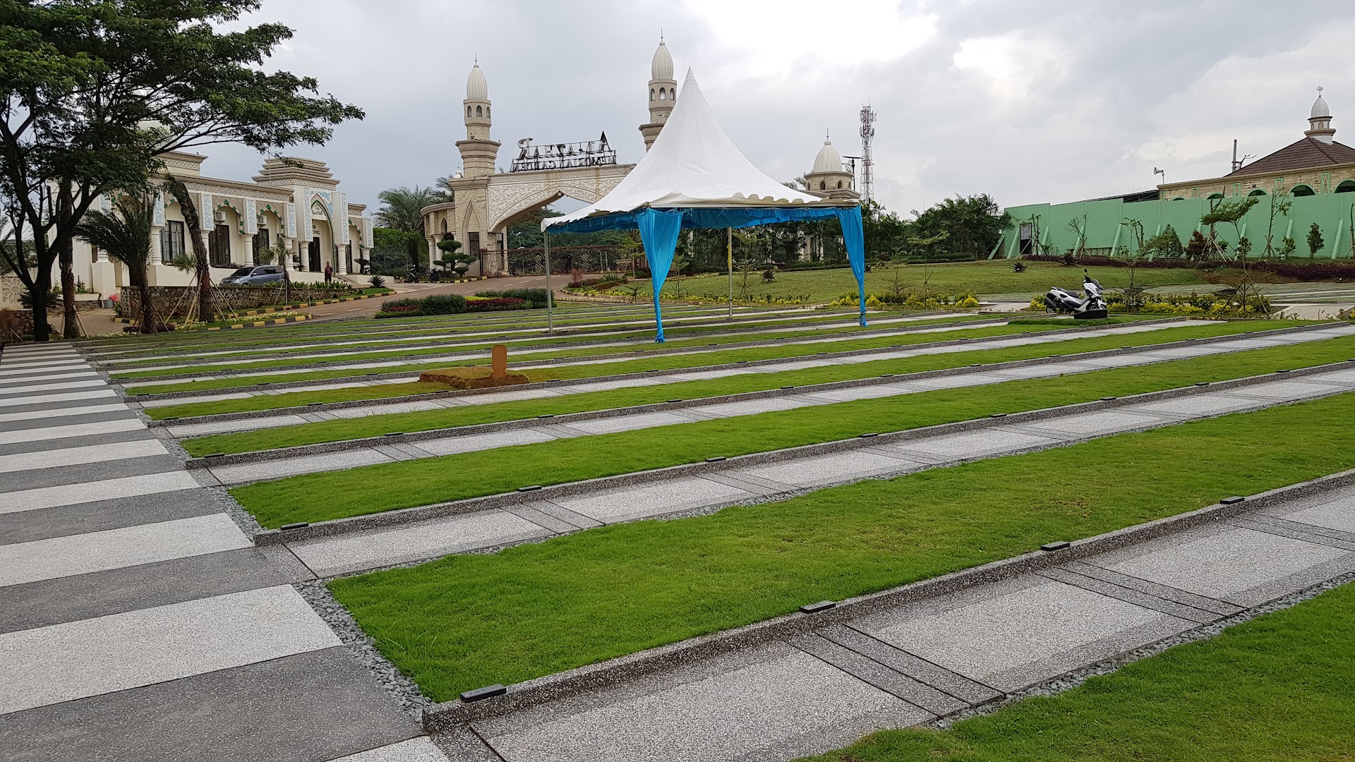 Gambar Al- Azhar Memorial Garden