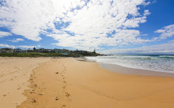 Photo de Bombo Beach entouré de montagnes