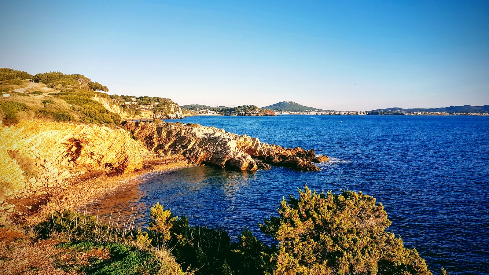 Foto von Avenue de la Corniche II mit grauer sand & felsen Oberfläche