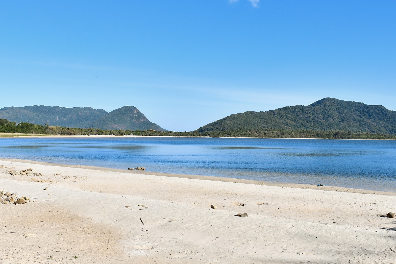 Foto di Praia do Peri con una superficie del sabbia beige e rocce