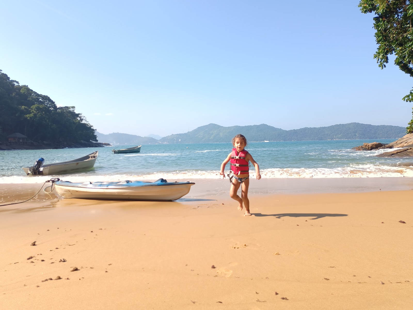 Praia do Flamenguinho的照片 带有碧绿色纯水表面