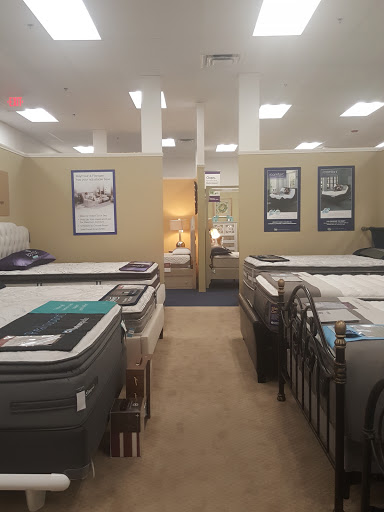 Furniture Store «Raymour & Flanigan Furniture and Mattress Store», reviews and photos, 1345 US-1, North Brunswick Township, NJ 08902, USA