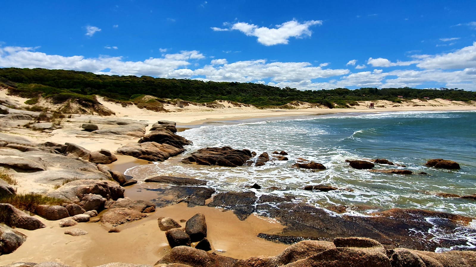 Foto di De las Achiras Beach con una superficie del sabbia beige