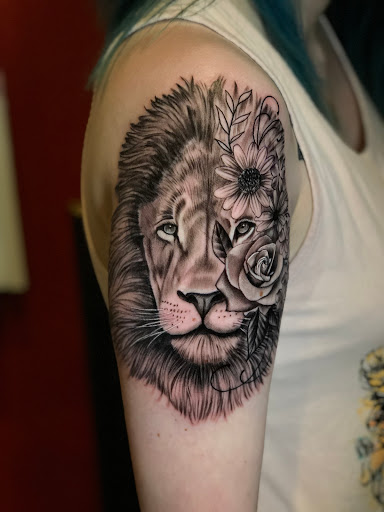 Explore hand tattoos ideas for men, creative tattoo ideas in Pearcy, available at Studio 621 Tattoo