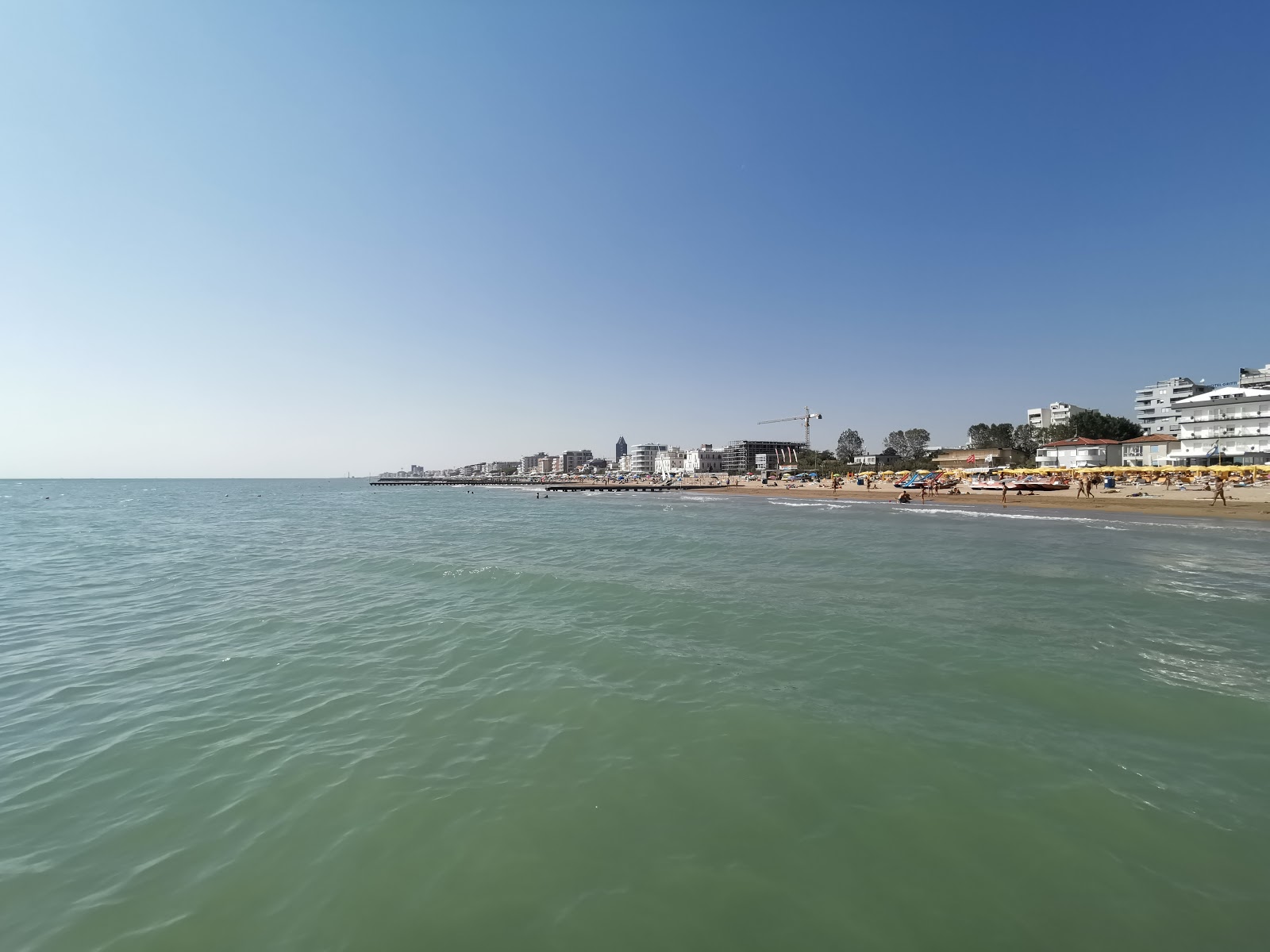 Foto de Spiaggia di Jesolo con recta y larga