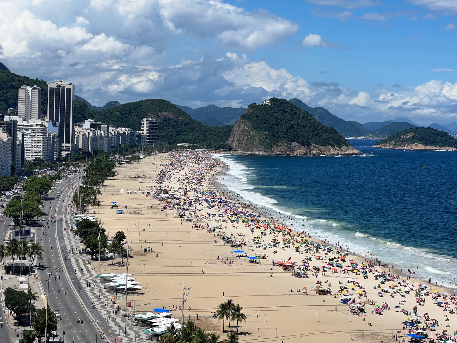 Fotografie cu Plaja Copacabana - locul popular printre cunoscătorii de relaxare