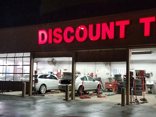 Tire Shop «Discount Tire», reviews and photos, 5505 South La Grange Road, Countryside, IL 60525, USA