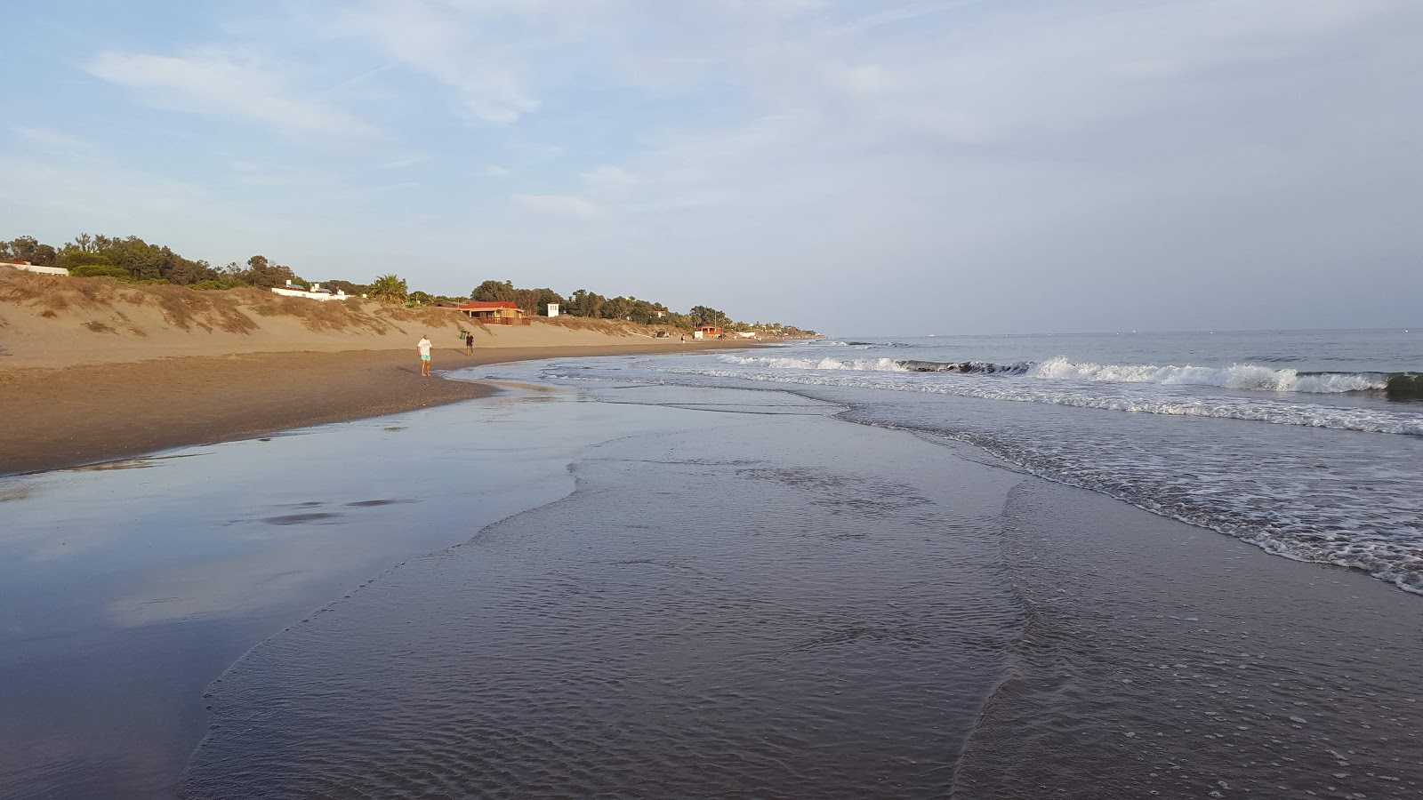 Fotografie cu Playa del Rosario cu o suprafață de nisip gri