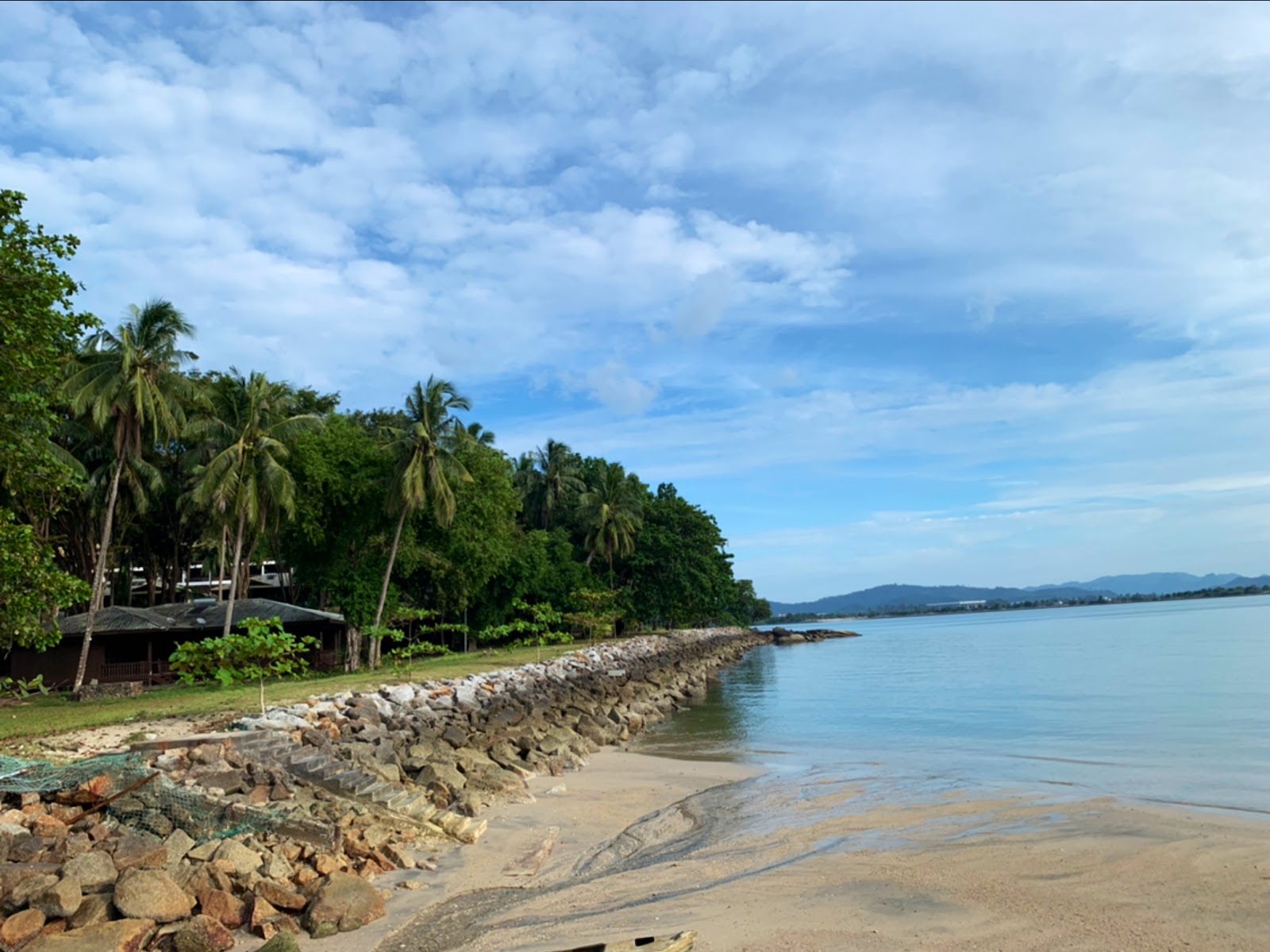 Telok Nibong Beach的照片 带有碧绿色纯水表面