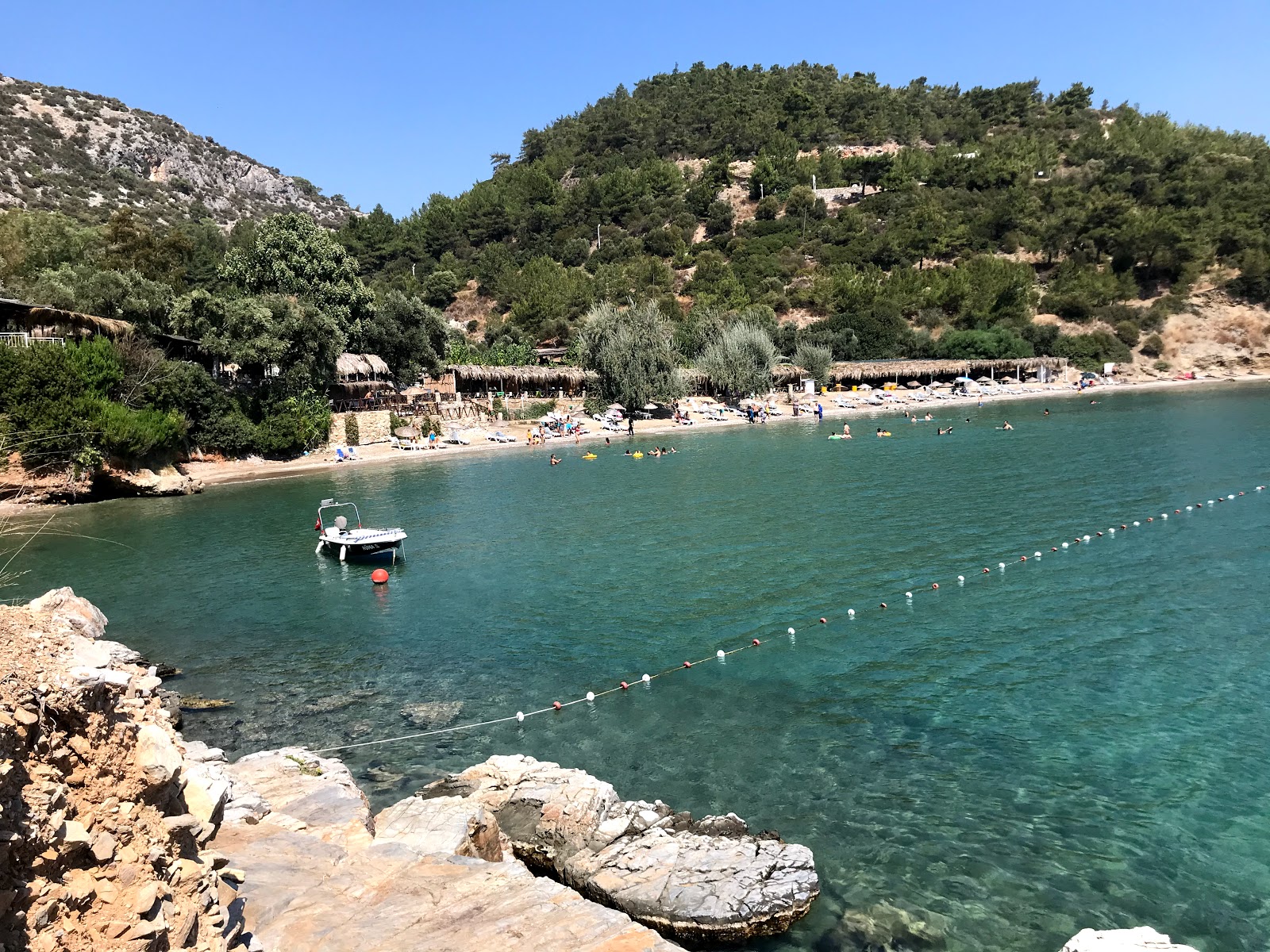 Foto von Ahmetbeyli Plaji III mit beiger sand & kies Oberfläche