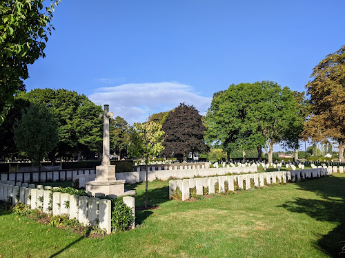 Cambrai East Military Cemetery à Cambrai