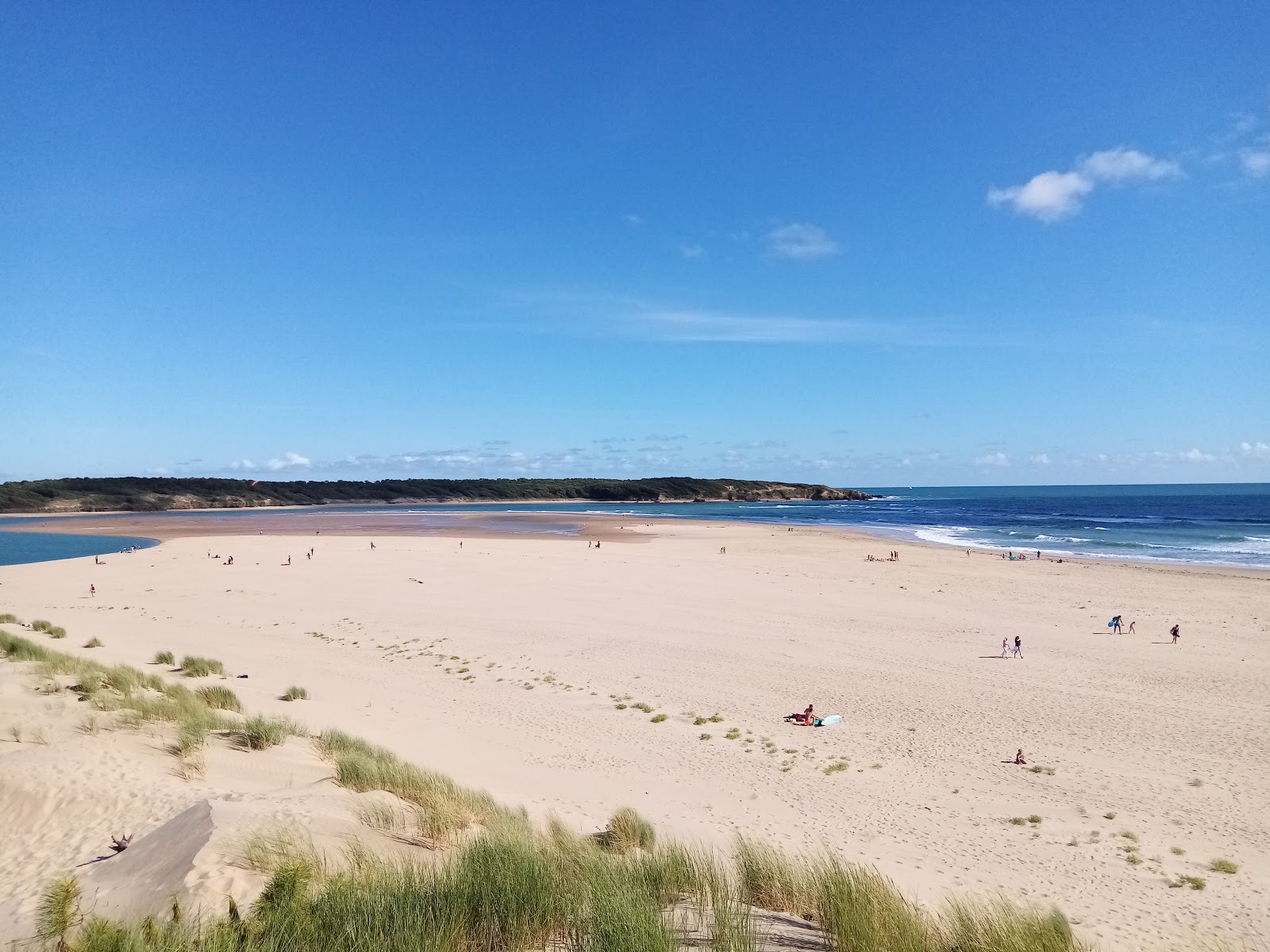 Foto af Guittiere beach med lyst sand & sten overflade