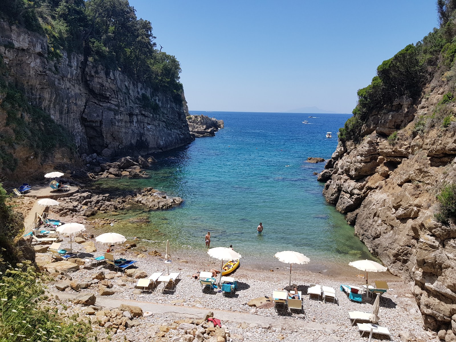 Foto af Spiaggia della Pignatella II med sort sand og småsten overflade