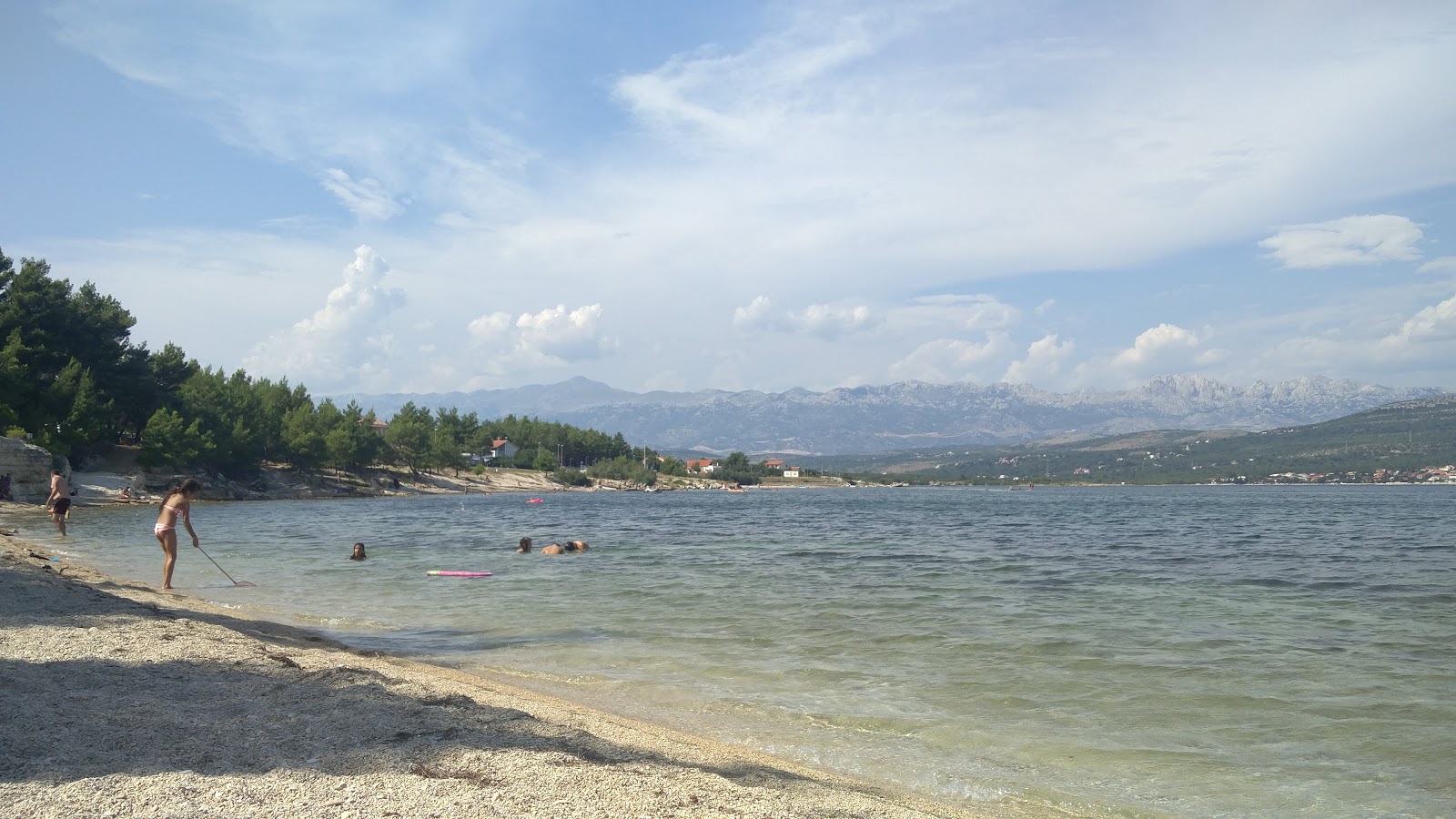 Foto van Bukva beach ondersteund door kliffen