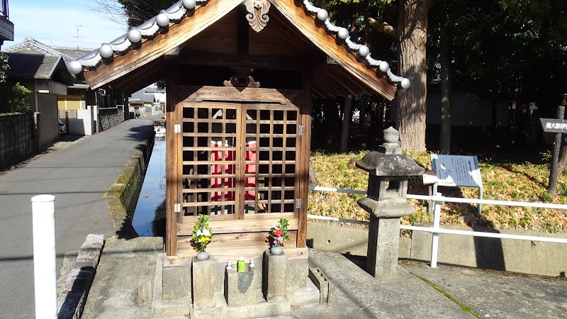 三輪神社地蔵堂