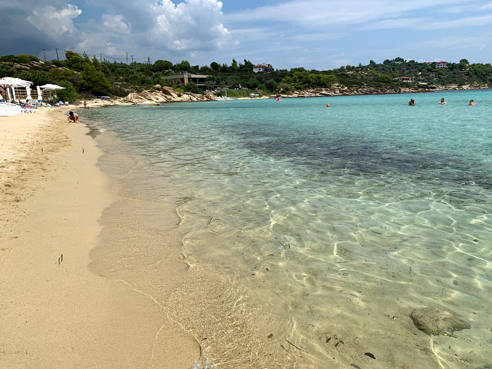 Lagonis beach'in fotoğrafı mavi saf su yüzey ile