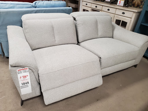 Outlet Store «Rooms To Go Outlet Furniture Store - Clearwater», reviews and photos, 21411 US-19, Clearwater, FL 33759, USA