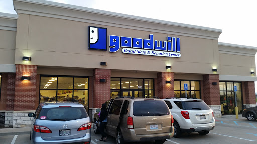 Goodwill Retail Store of Lake St. Louis, 913 Robert Raymond Dr, Lake St Louis, MO 63367, USA, 