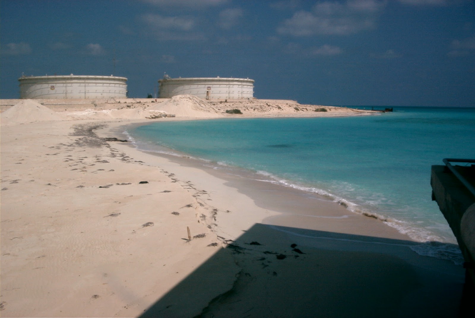 Foto de Al-Hamra Beach com alto nível de limpeza