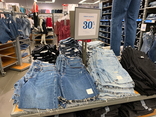 Clothing Store «Old Navy», reviews and photos, 15661 S Apopka Vineland Rd, Orlando, FL 32821, USA