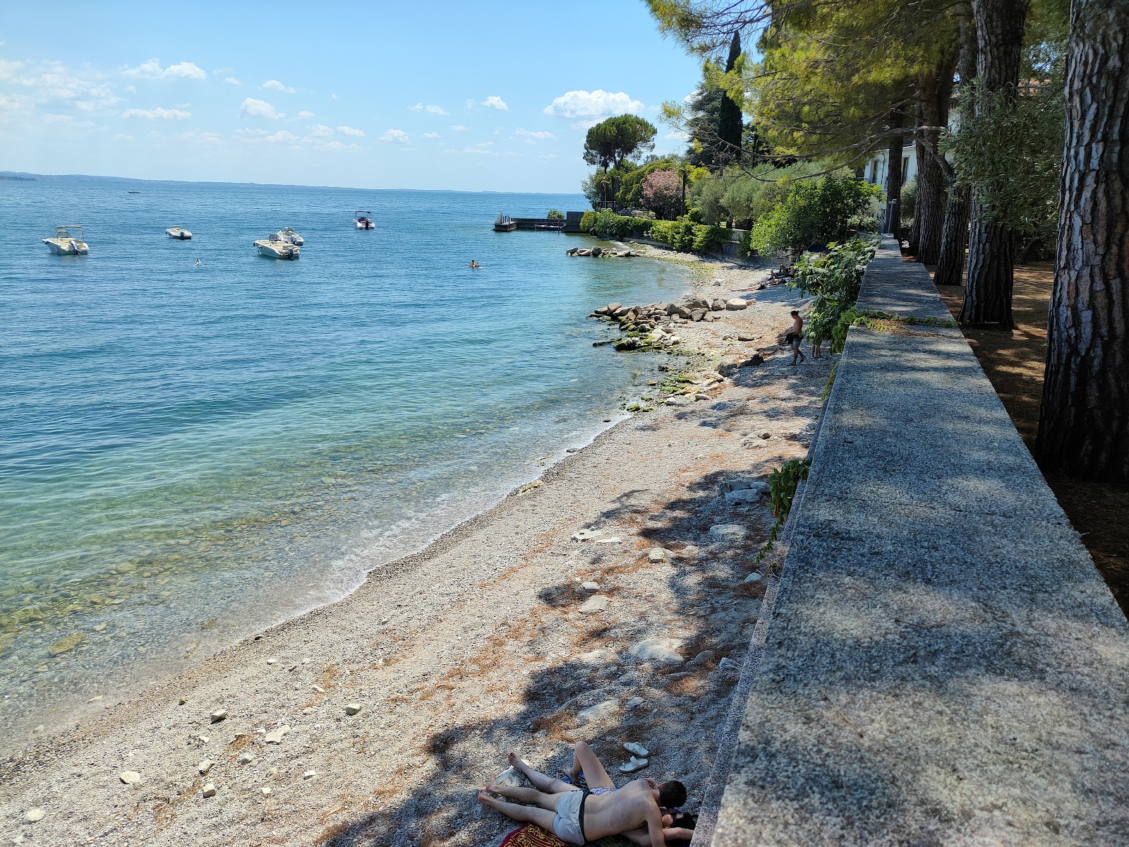 Valokuva Spiaggia Benellaista. pinnalla sininen puhdas vesi:n kanssa