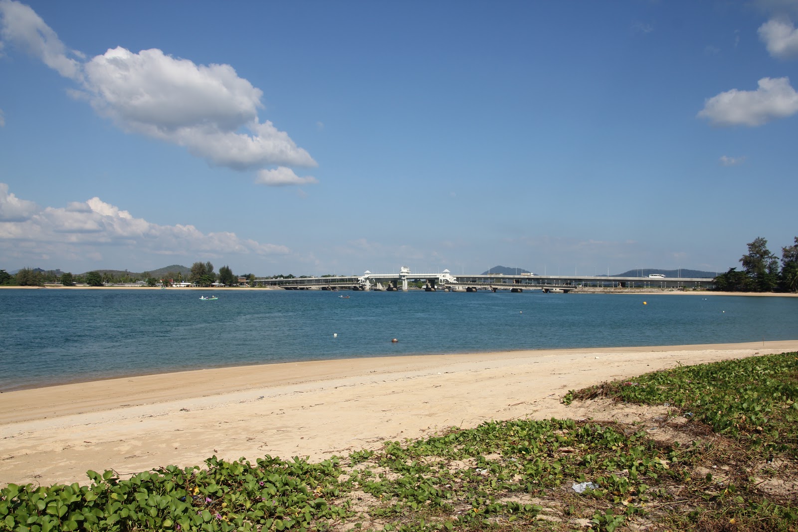 Foto de Pak Phra Beach con parcialmente limpio nivel de limpieza