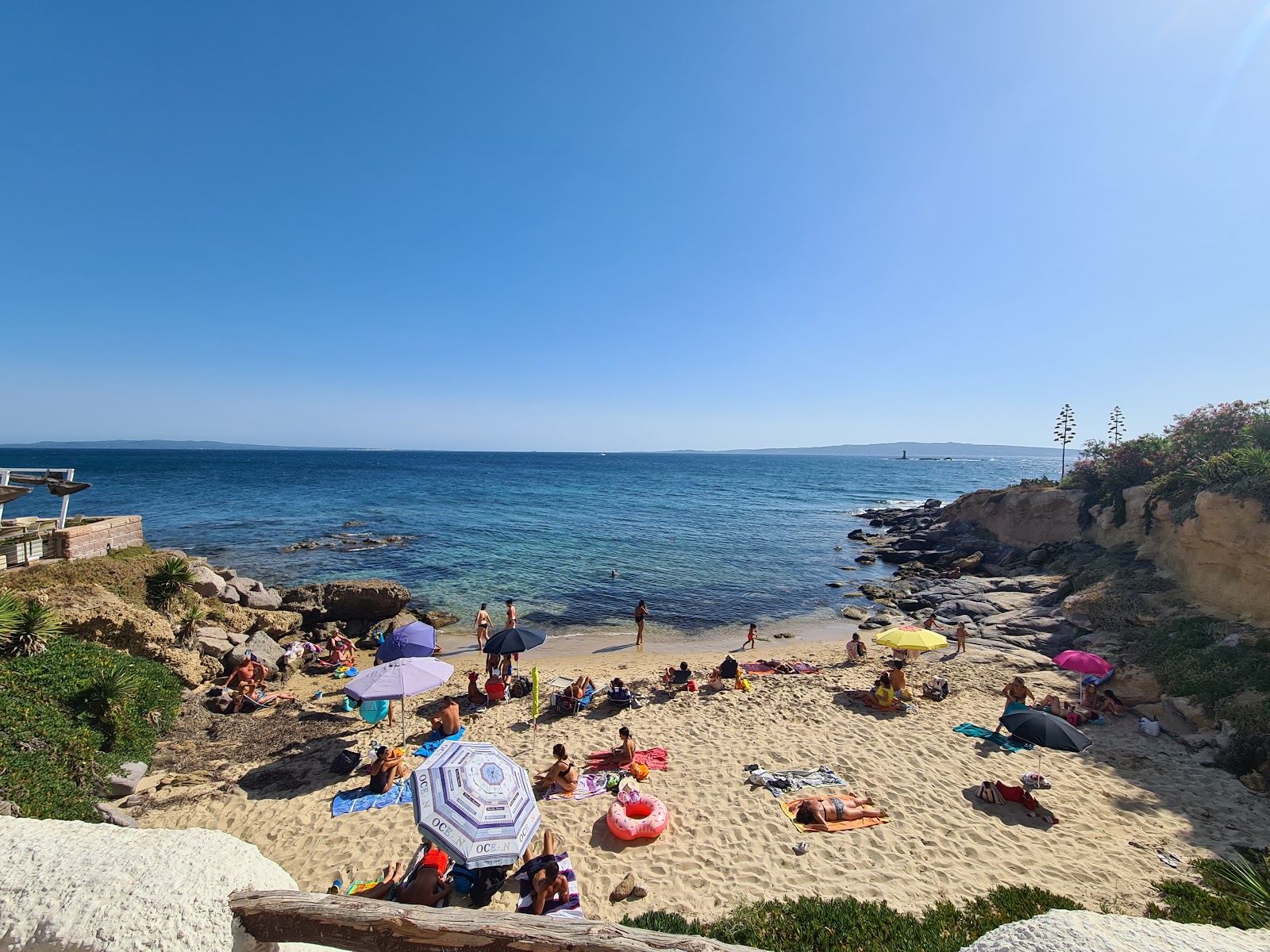 Fotografija Spiaggia La Caletta z svetel pesek površino