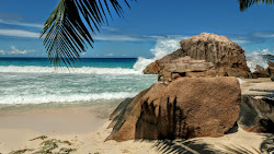 Photo de Anse Fourmis Beach entouré de montagnes