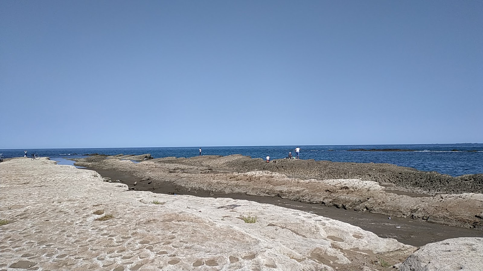 Mayak Beach的照片 带有碧绿色纯水表面