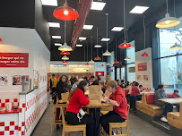 Atmosphère du Restaurant de hamburgers Five Guys Giverny à Douains - n°1