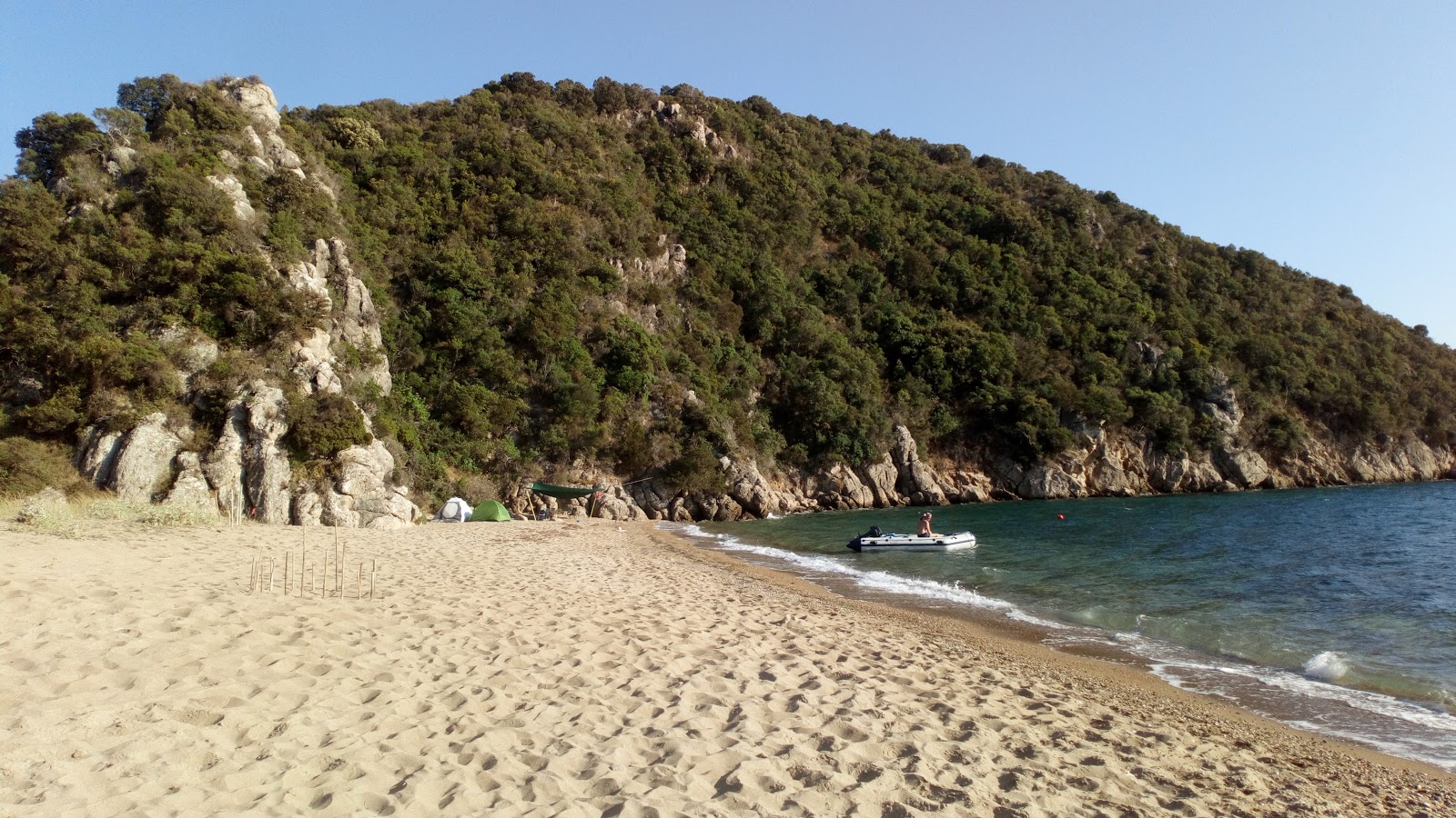 Photo de Kantouni beach avec petite baie