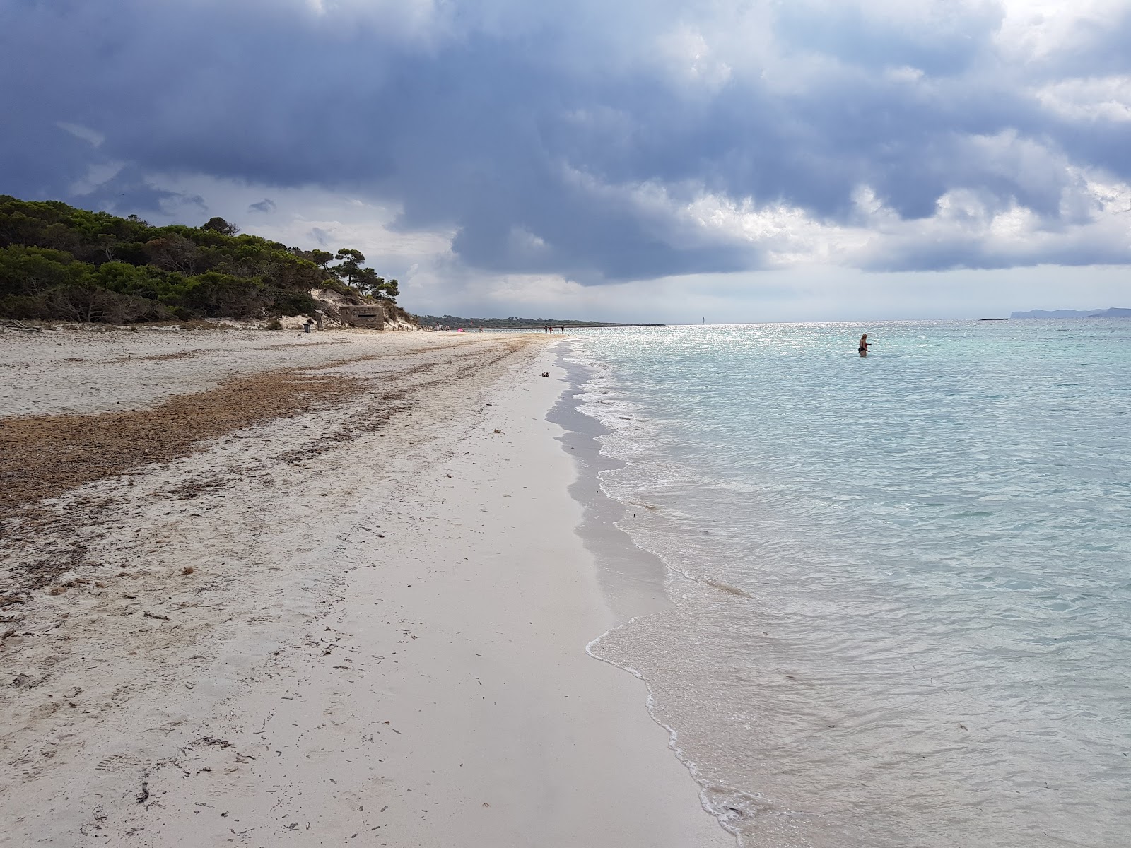 Foto av Platja d'es Carbo med turkos rent vatten yta