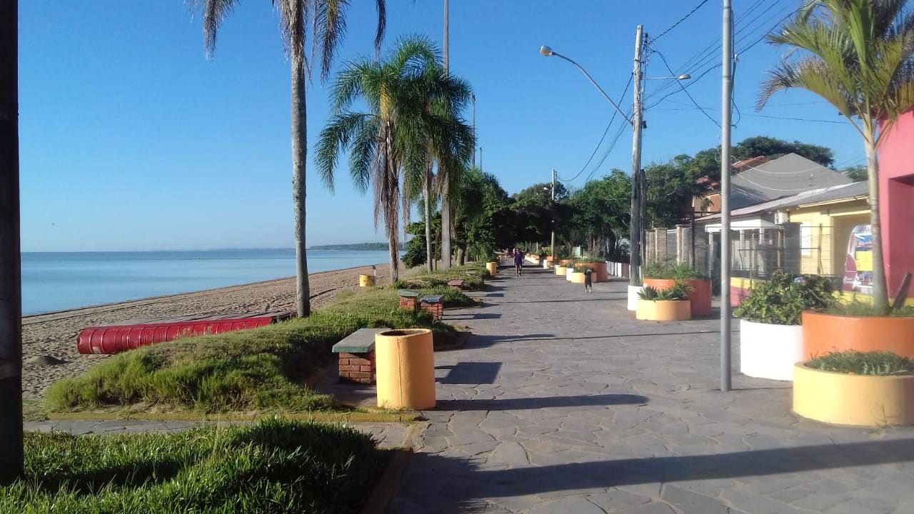 Photo of Praia de Arambare and the settlement