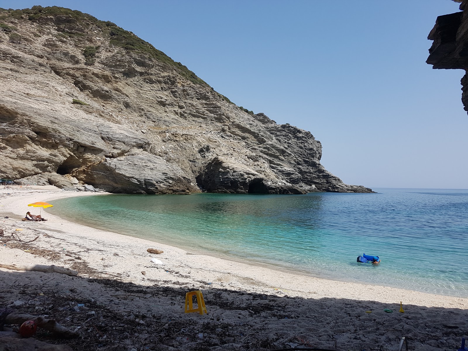 Foto de Charakas beach com água cristalina superfície