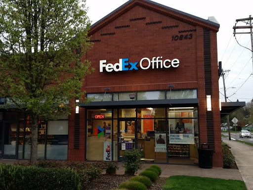 FedEx Office Print & Ship Center, 10843 SE Oak St #100, Milwaukie, OR 97222, USA, 