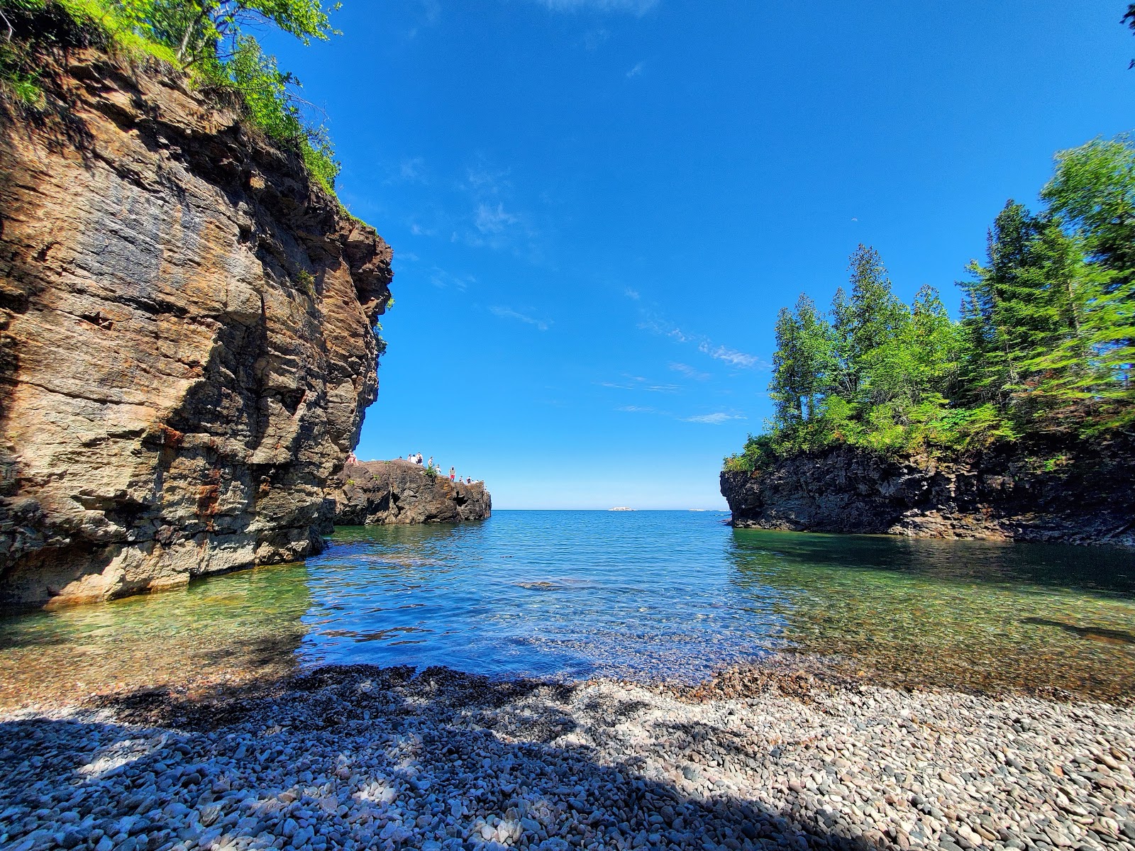 Foto von Black Rocks Beach und seine wunderschöne Landschaft