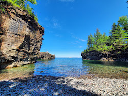 Foto von Black Rocks Beach und seine wunderschöne Landschaft