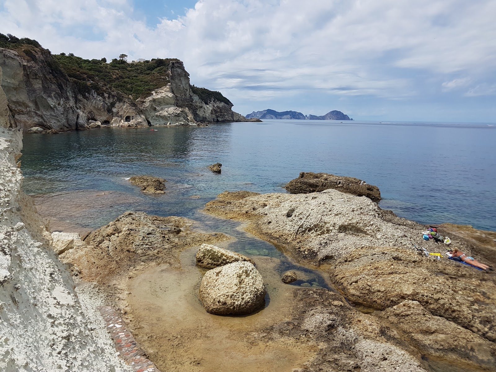 Photo de Cala Gaetano Beach protégé par des falaises