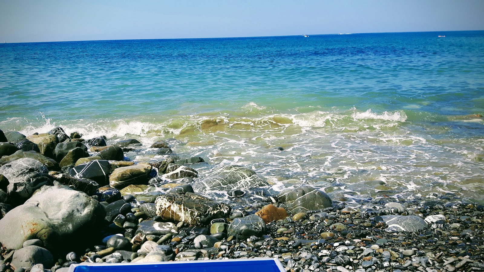 Valokuva Str Statale 267ista. pinnalla sininen puhdas vesi:n kanssa